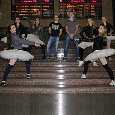 Артисты театра устроили флешмоб на вокзале