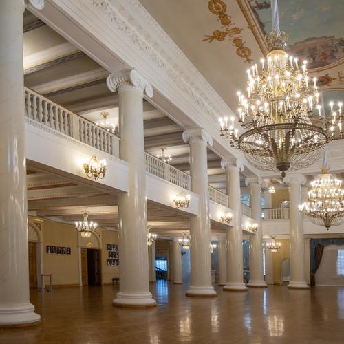 В Челябинском театре оперы и балета отремонтировали все колонны в фойе второго этажа